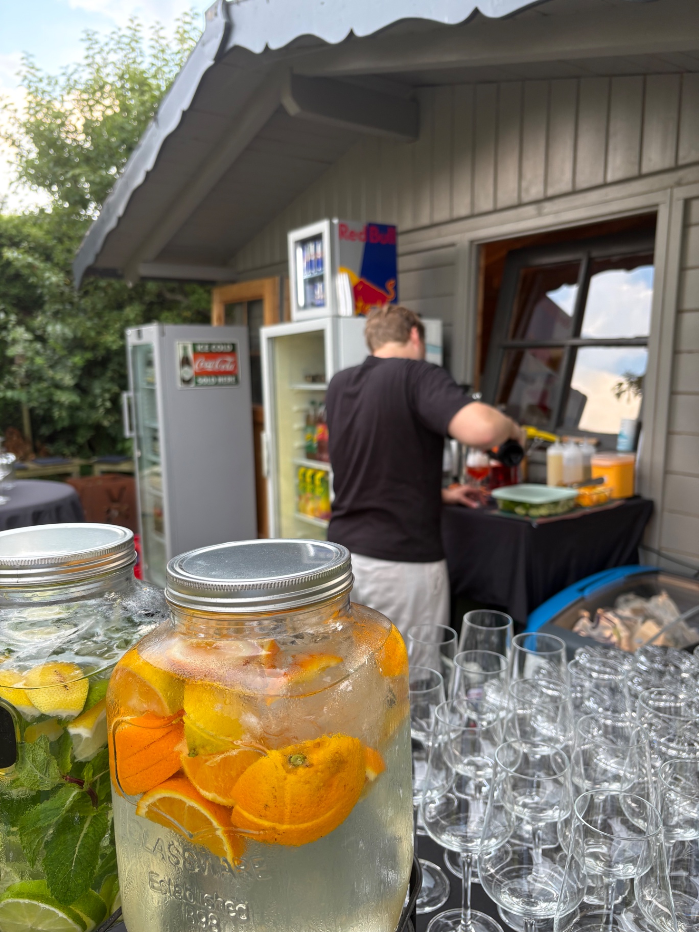 Getränkespender mit frischen Zitrusfrüchten